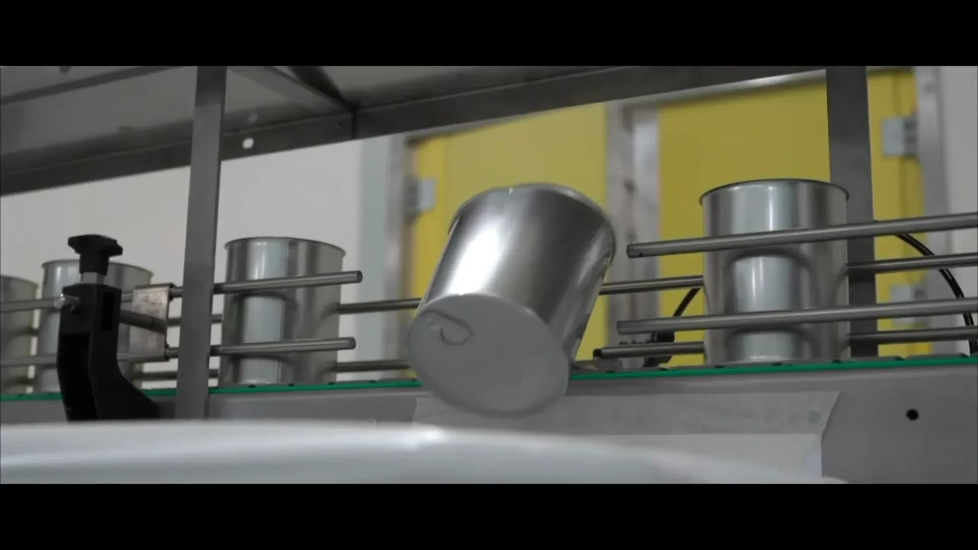 Ligne de production industrielle équipée d'une caméra de vision Psycle pour le contrôle qualité automatique par IA